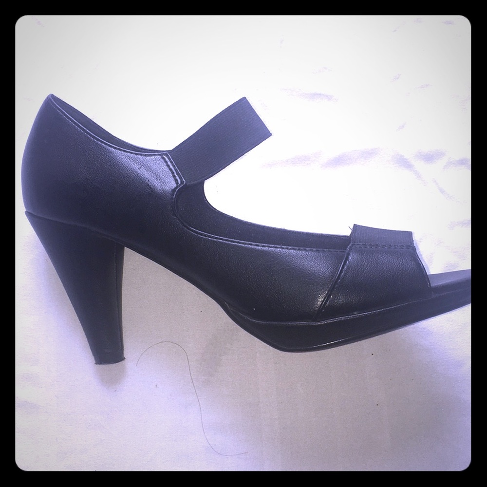 Greta size 8 black heels